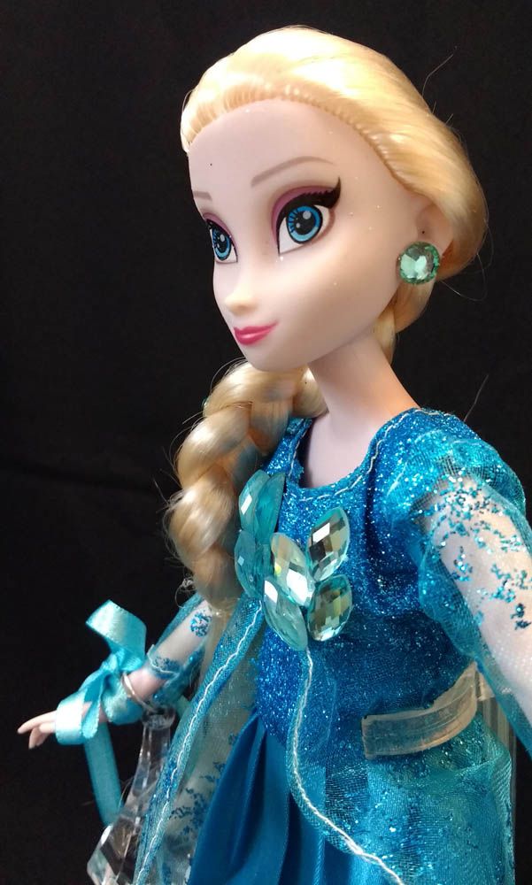 Boneca Elsa Frozen - Classic Doll - Original Disney Store - Shoptoys  Brinquedos e Colecionáveis