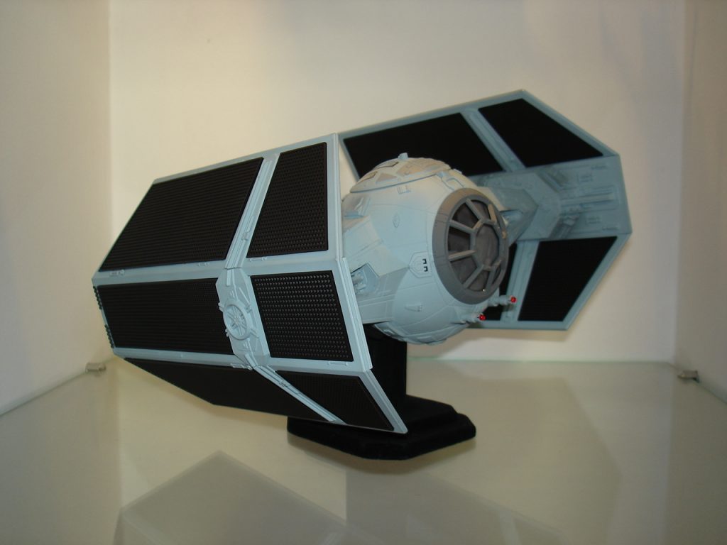 Star Wars Darth Vader Tie Fighter 1/24 Model Code-3 Replicas - O Espaço  Virtual do Colecionador