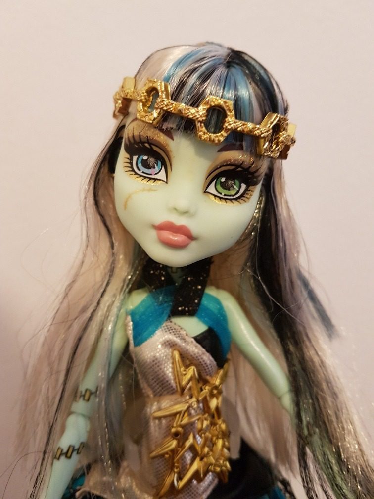 Boneca Monster High Nefera de Nile com Anél Raríssimo - O Espaço Virtual do  Colecionador