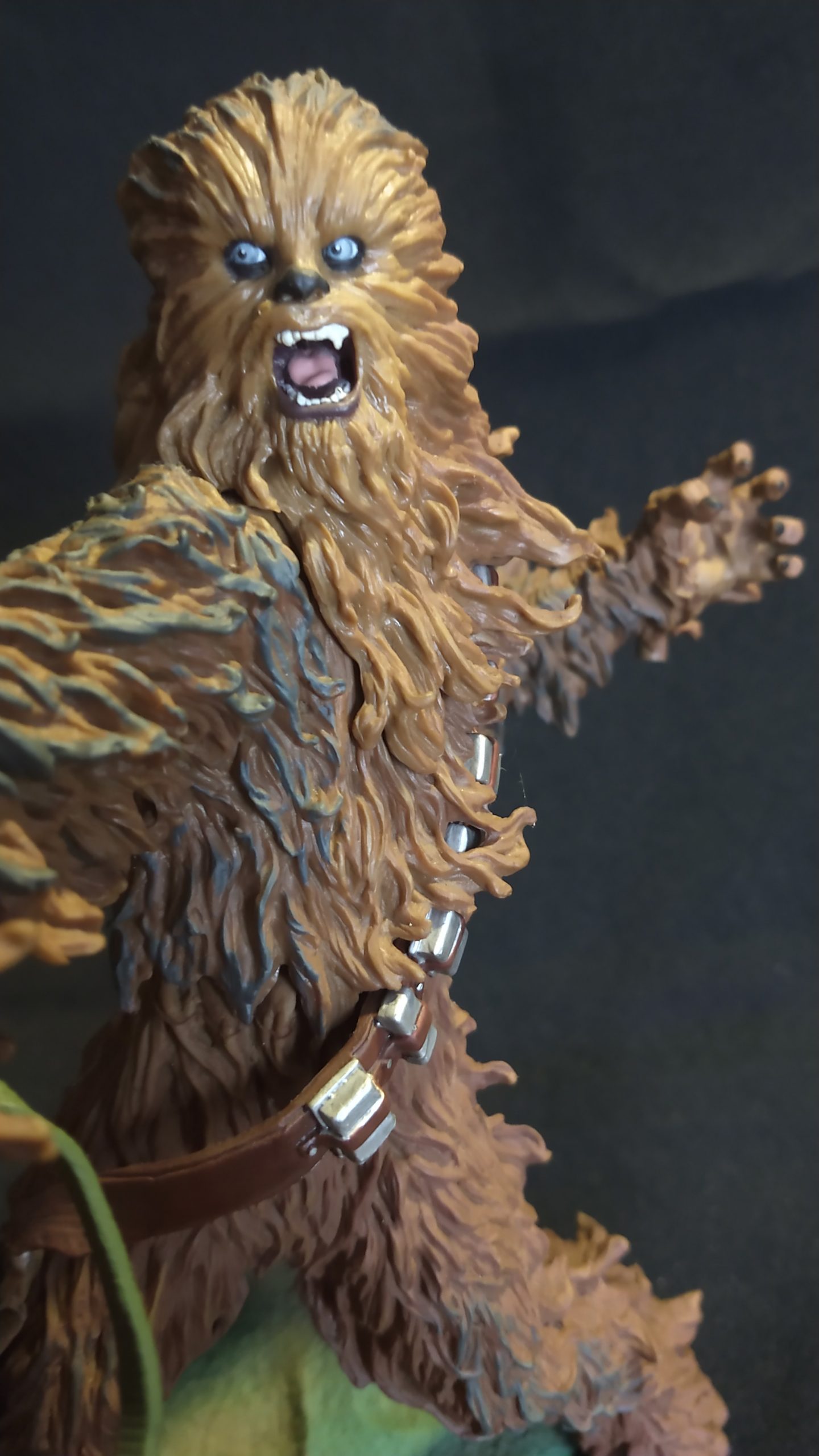 Star Wars Chewbacca Unleashed Statue Hasbro 7