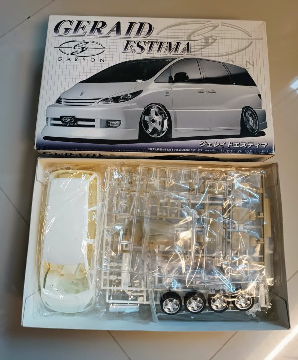 Toyota Geraid Estima 1/24 Model Kit 1